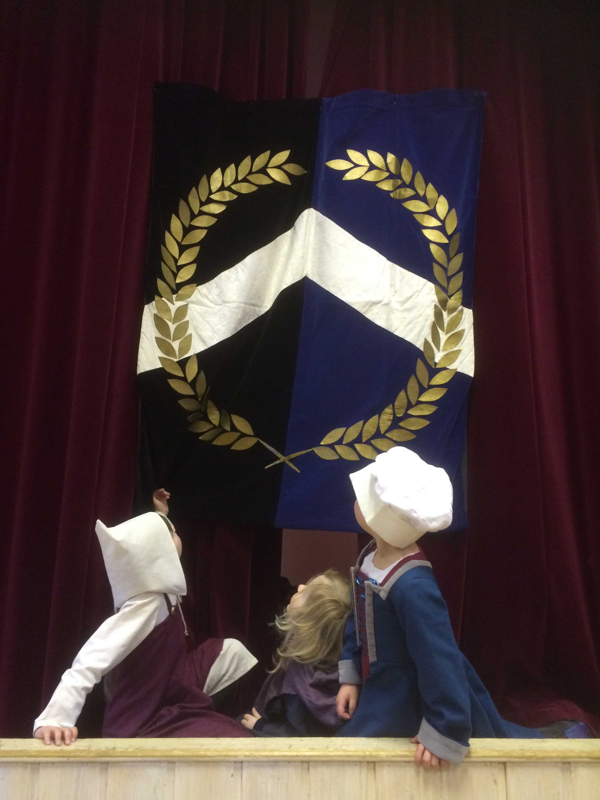 Barn vid Nordmarks vapen under Nordmarks Universitet AS L