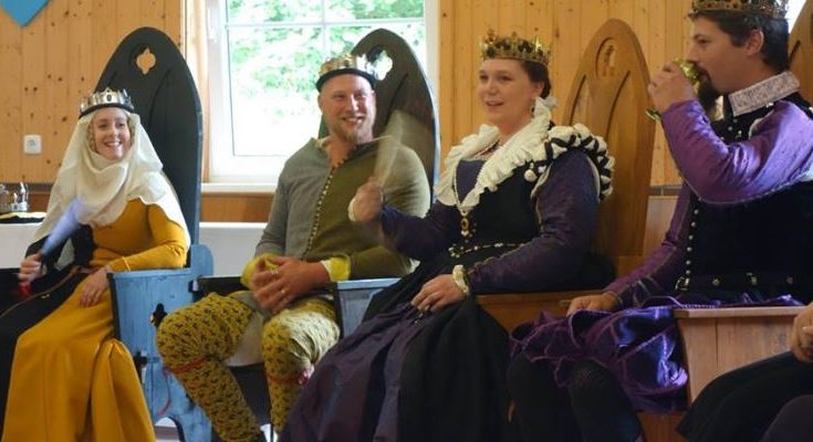 Fursteparet av Nordmark och det nya kungaparet av Drachenwald vid deras kröning i juli 2016